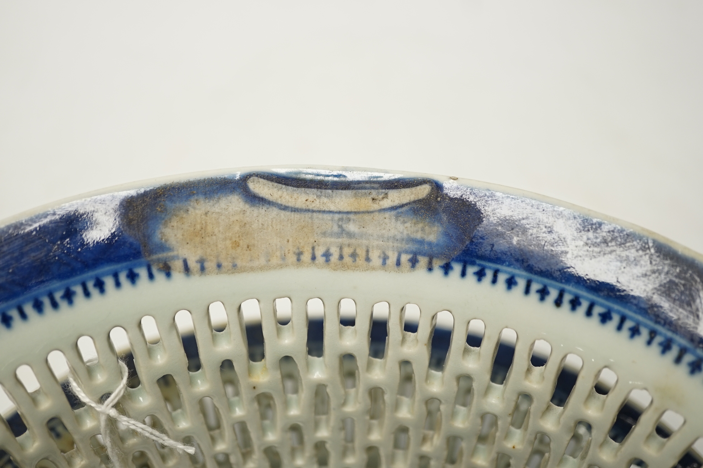 A Chinese export blue and white pierced dish, on stand, Qianlong, largest 28cm wide